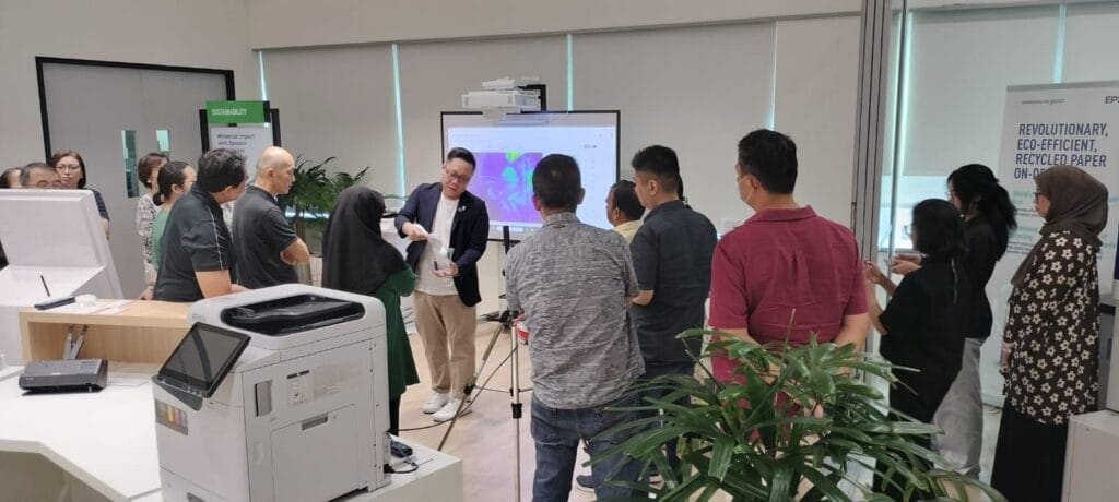 Students from Singapore Management University attending an ESG reporting Singapore workshop at Epson Solution Center.